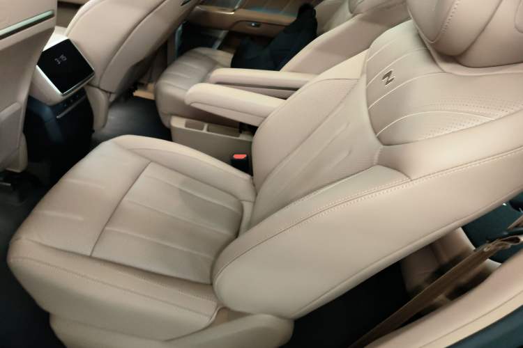 Used ONVO Luxeed L90 2025 Model—Max Six-Seater Version Left Rear Seat