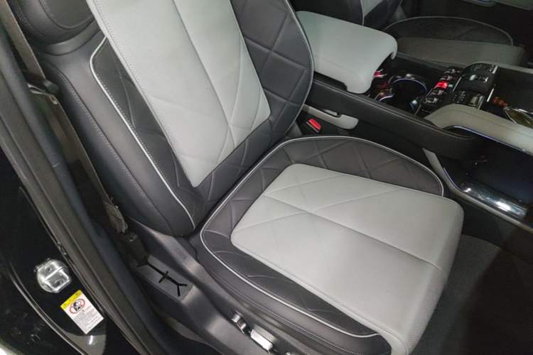 Used Formula Leopard 5 2023 Navigator Edition Right Front Seat