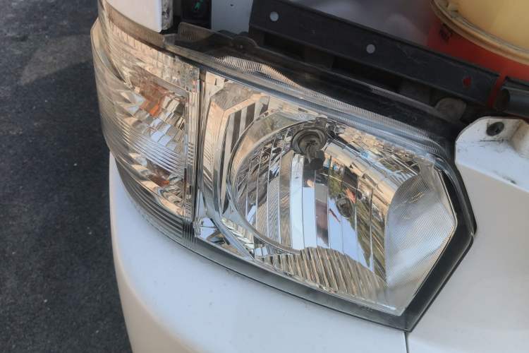 Used Farizon Xingxiang E6 2022 Van with High Roof Equipped with CATL 50.23 kWh Battery Right Front Headlight