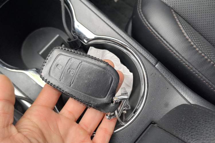 Used Toyota Highlander 2018 2.0T Four-Wheel Drive Luxury Edition 7 Seats China V Emission Standard Vehicle Key