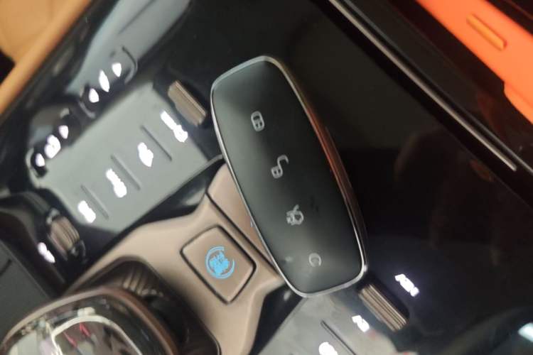 Used Denza D9 2022 DM-i 1040 Prestige Model
