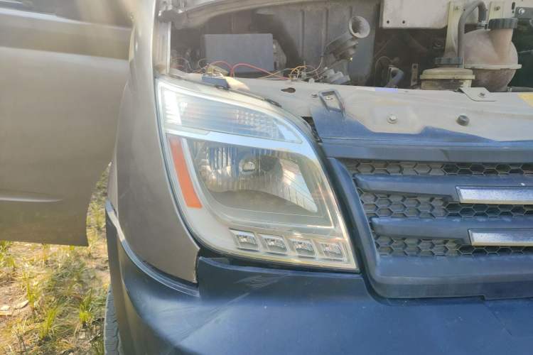 Used SAIC MAXUS Xintu V80 2015 2.5T Manual Aoyuntong Version Short Wheelbase Mid-Roof
