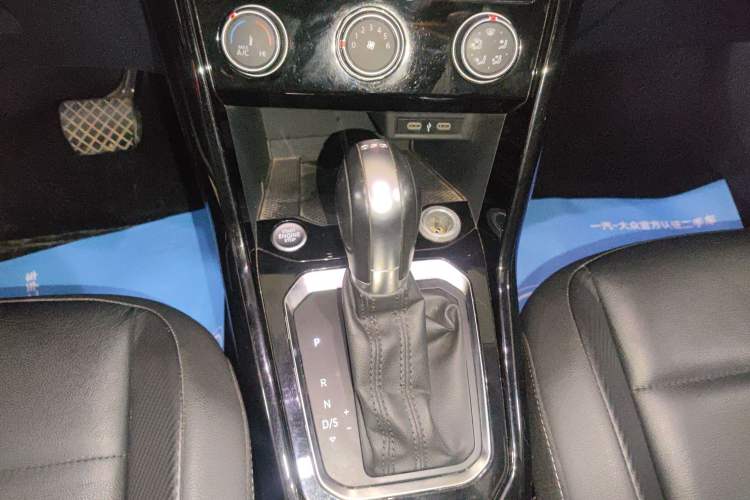 Used Volkswagen T-ROC 2021 280TSI DSG Two-Wheel Drive Comfort Connect Edition Gear Lever