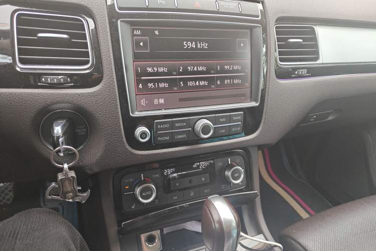 Used Volkswagen Touareg 2018 3.0 TSI Glory Collection Edition Audio And AC Panel