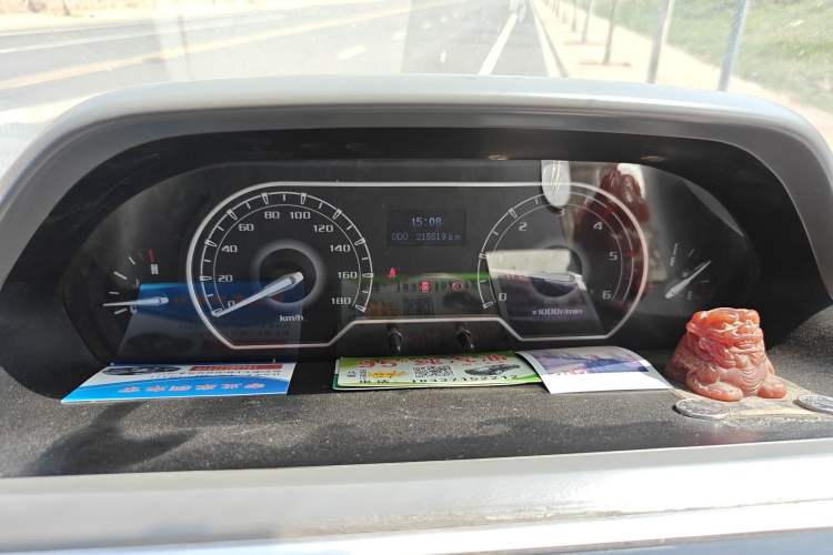 Used SAIC MAXUS Xintu V80 2019 2.5T Classic Model 6-Speed Manual Aotong Long Wheelbase Mid-Height 7-Seater