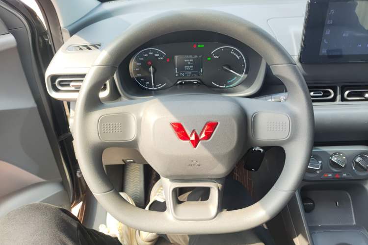 Used Wuling Hongguang New Energy 2025 Extended-Range Hybrid 50KM Comfort Version Steering Wheel