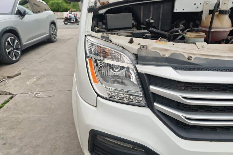 Used SAIC MAXUS Xintu V80 2023 2.0T AMT Classic Aoyuntong Short Wheelbase Mid-Roof 5/6-Seater Exterior 6