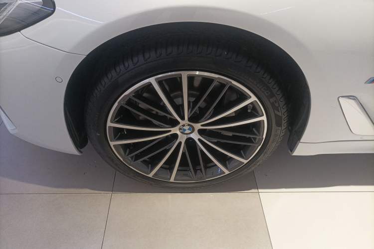 Used BMW 5 Series 2023 530Li Leading Model M Sport Package Left Front Wheel Hub