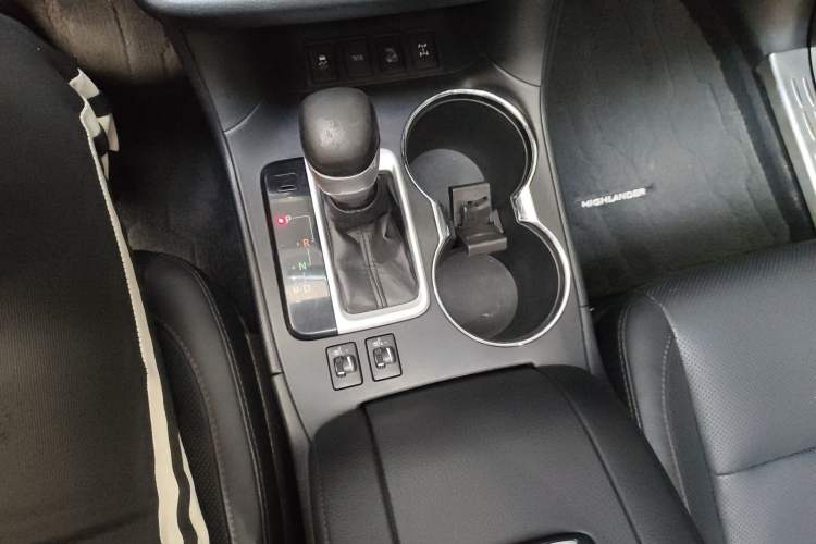 Used Toyota Highlander 2017 2.0T Four-Wheel Drive Luxury Navigation Version 7 Seats Gear Lever