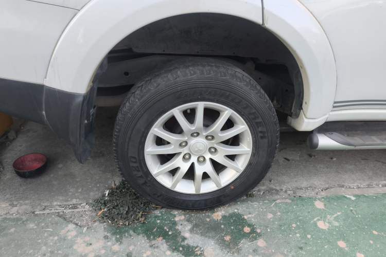 Used Mitsubishi Pajero Sport 2013 2.4L Manual Two-Wheel Drive Comfort Edition Exterior 8