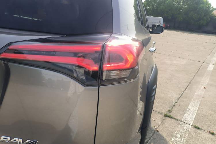 Used Toyota RAV4 2019 2.0L CVT Two-Wheel Drive Fashion X Limited Edition China VI Standard Exterior 3