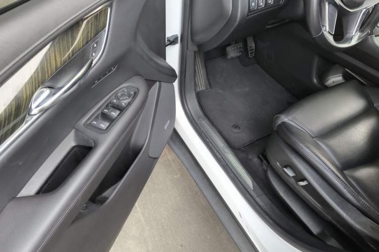 Used Cadillac XT5 2018 25T Luxury Model Driver Seat