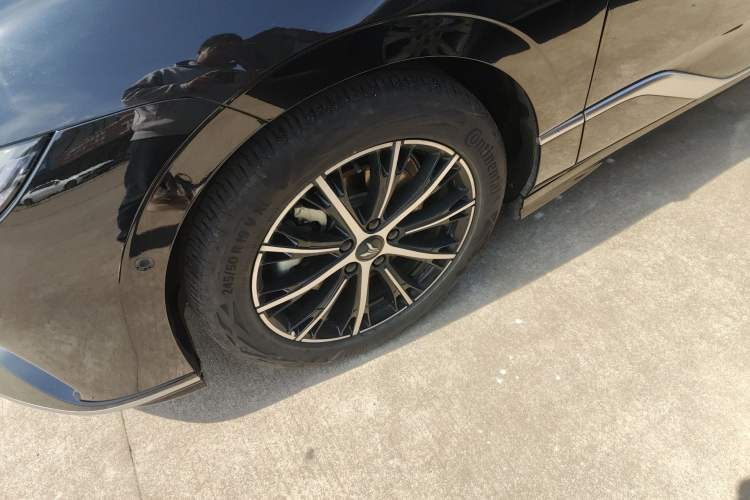 Used VOYAH PASSION 2024 PHEV Four-Wheel Drive Ultra-Long Range Executive Edition Exterior 4