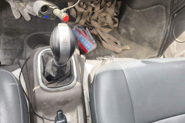 Used Dongfeng Yufeng EM26 2023 High-End Model 41.86 kWh CATL Gear Lever