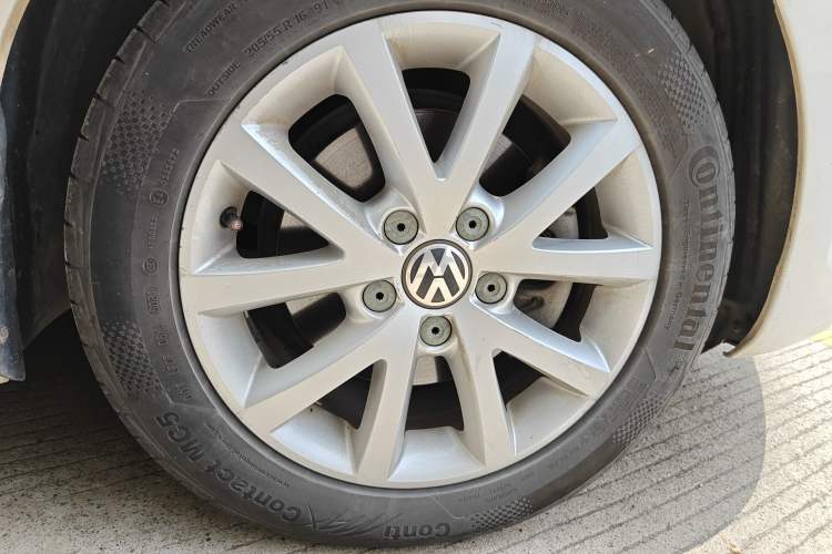 Used Volkswagen Sagitar 2012 1.4TSI Automatic Luxury Edition Right Front Wheel Hub