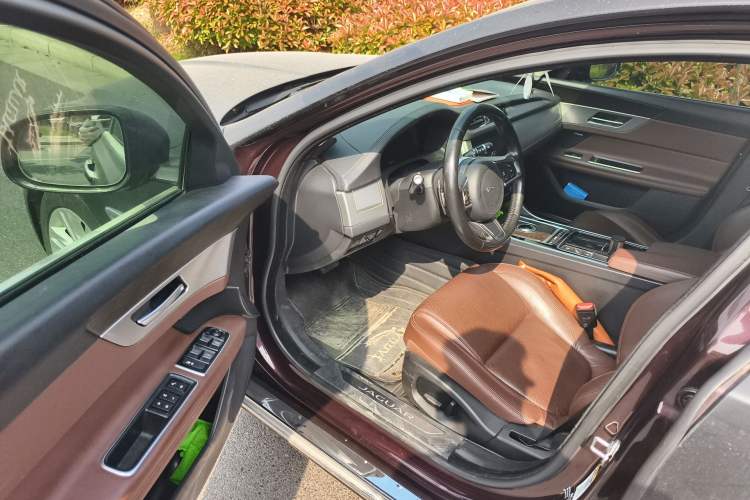 Used Jaguar XFL 2018 XFL 2.0T 250 PS Luxury Edition Driver Seat