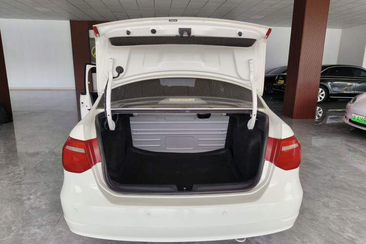 Used Volkswagen Jetta 2015 1.6L Automatic Fashion Model Trunk