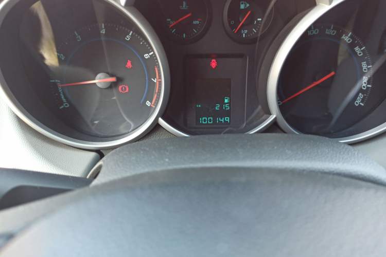 Used Chevrolet Cruze 2011 1.6L SL MT Odometer Close Up