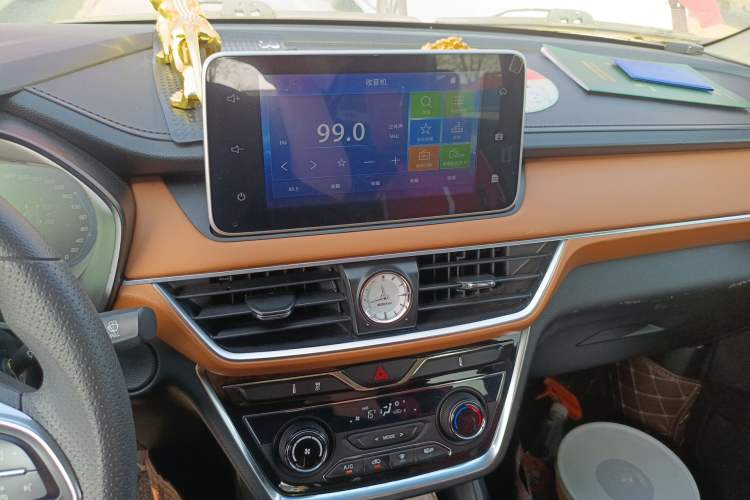 Used Wuling Hongguang S3 2018 1.5T Manual Luxury Model China V Standard Audio And AC Panel