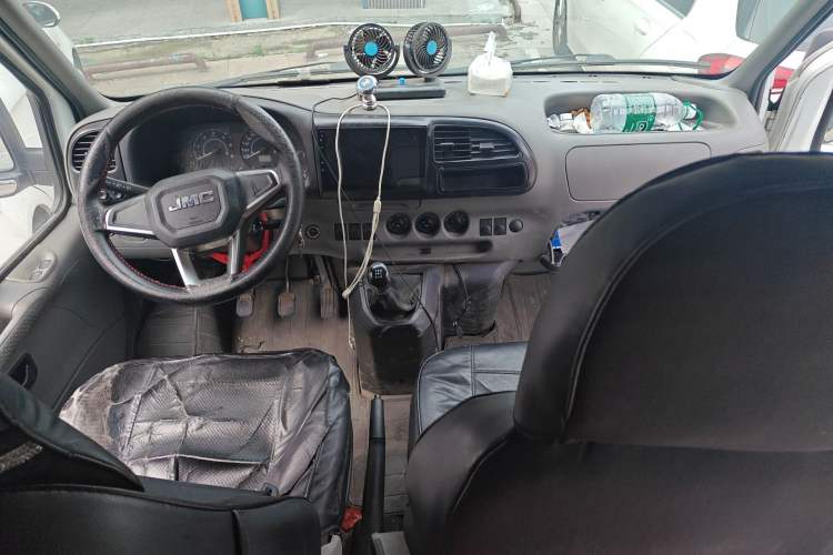 Used JMC Transit 2019 2.8T Commercial Version Long Wheelbase Mid-Roof 6-Seater Rear Single Tire China VI Emission Standard – JX493 Center Console