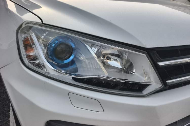 Used Zotye T600 2015 Family Edition 2.0T Manual Luxury Version Right Front Headlight