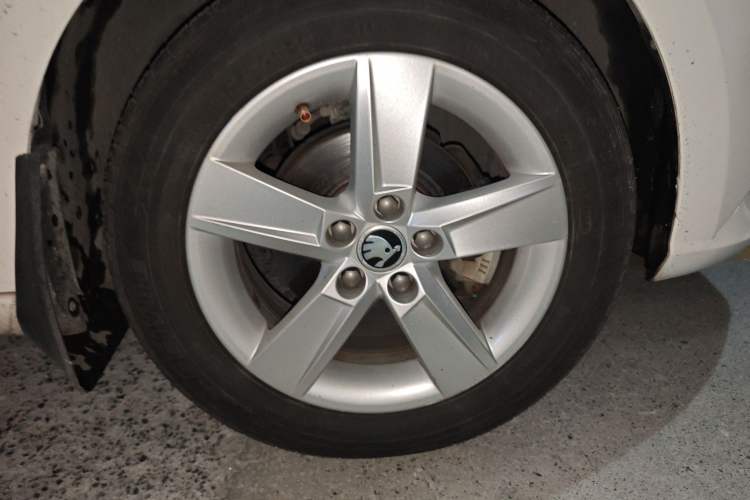 Used Skoda Fabia 2017 1.4L Automatic Car Enjoy Edition Right Front Wheel Hub