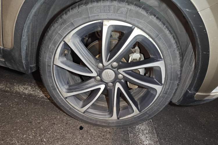 Used Geely Auto Emgrand GS 2017 Elegant Edition 1.3T Automatic Smart Connectivity Model Right Front Wheel Hub