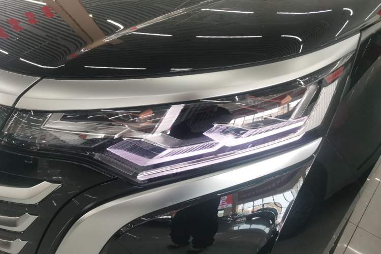 Used Denza D9 2025 DM-i Smart Drive 1020 Four-Wheel Drive Deluxe Model Left Front Headlight