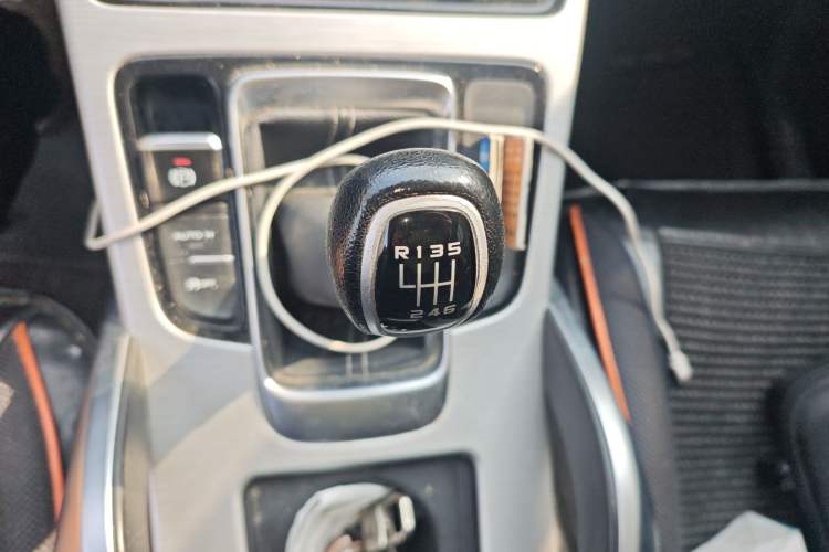 Used Geely Auto Emgrand X7 Sport 2018 2.0L Manual Two-Wheel Drive Zhiya Version Gear Lever