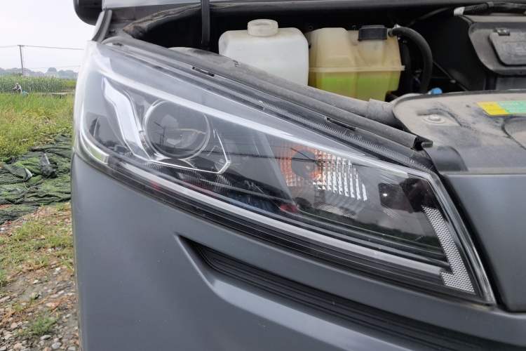 Used Iveco Daily 2023 2.5T A35M1 Short Wheelbase Low-Roof Double-Door Side-Swing Van with 5–9 Seats
