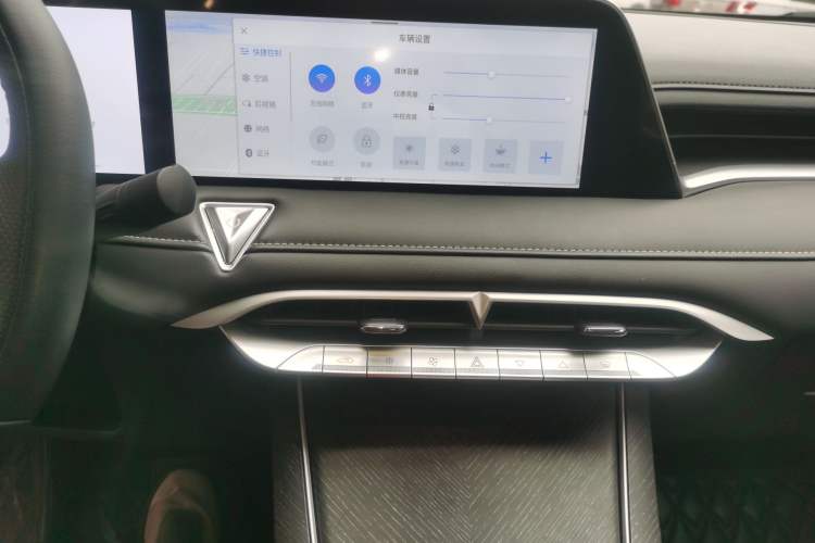 Used Venucia V 2022 260T Black Horse Edition · Idol