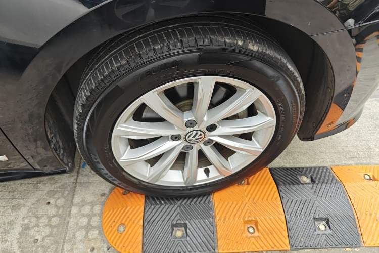 Used Volkswagen Passat 2017 330TSI DSG Luxury Edition Right Front Wheel Hub