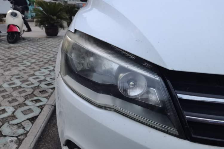 Used Volkswagen Jetta 2015 1.6L Automatic Luxury Model Right Front Headlight