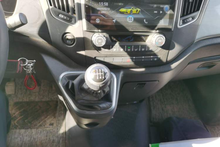 Used Foton Toano 2024 Tuyano Pro Multi-Function 2.0T Manual Rear-Drive Long Wheelbase Mid-Roof Design Single Rear Tire—Available in 5/6/7/9-Seater Configurations Gear Lever