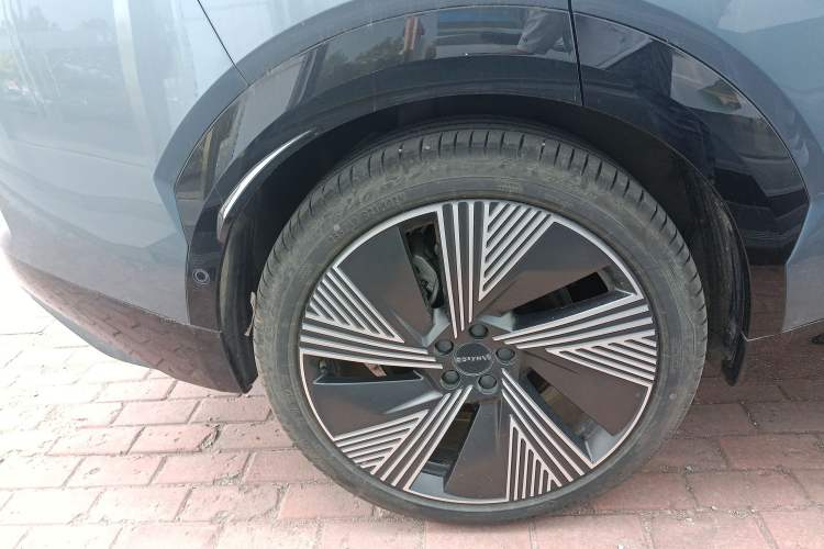 Used Lynk & Co 08 EM-P 2025 220 km All-Wheel-Drive Performance Halo Exterior 5