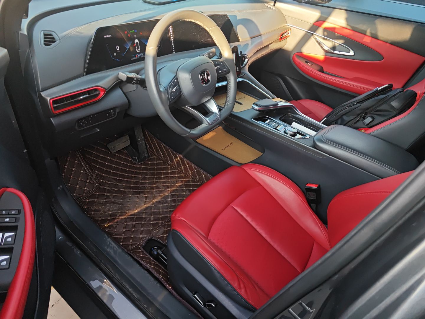 المقاعد الأمامية داخل السيارة