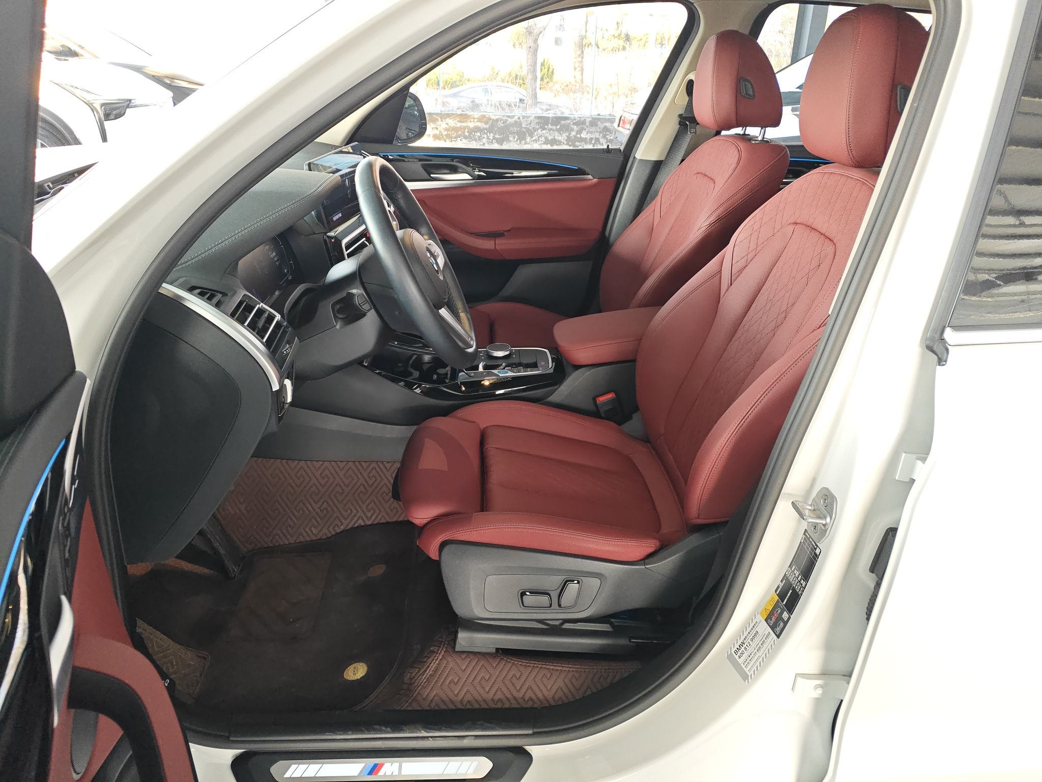 المقاعد الأمامية داخل السيارة