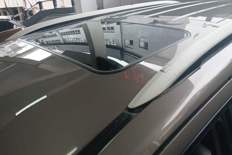 Used JMC Yusheng S350 2014 2.4T Automatic 2WD Diesel Luxury Version with Sunroof 5 Seats
