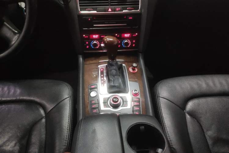 Used Audi Q7 2011 3.0 TFSI Technology (200kW) Gear Lever