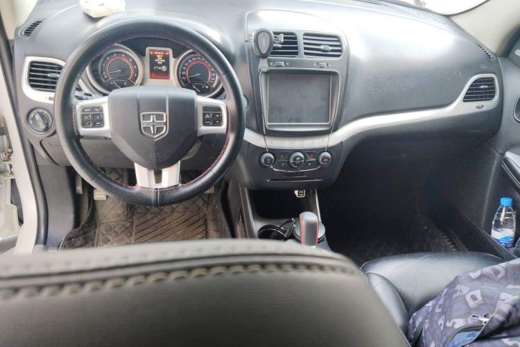 Used Dodge Journey 2013 2.4L Two-Wheel Drive Luxury Version Center Console