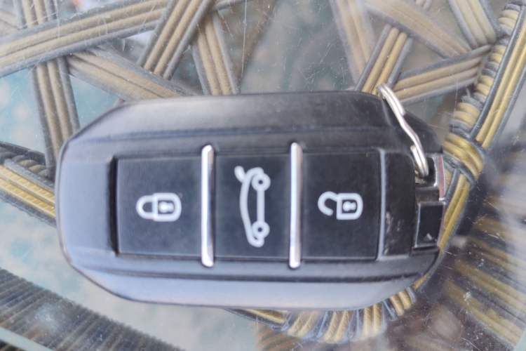 Used Peugeot 2008 2014 1.6L Automatic Navigation Edition Vehicle Key