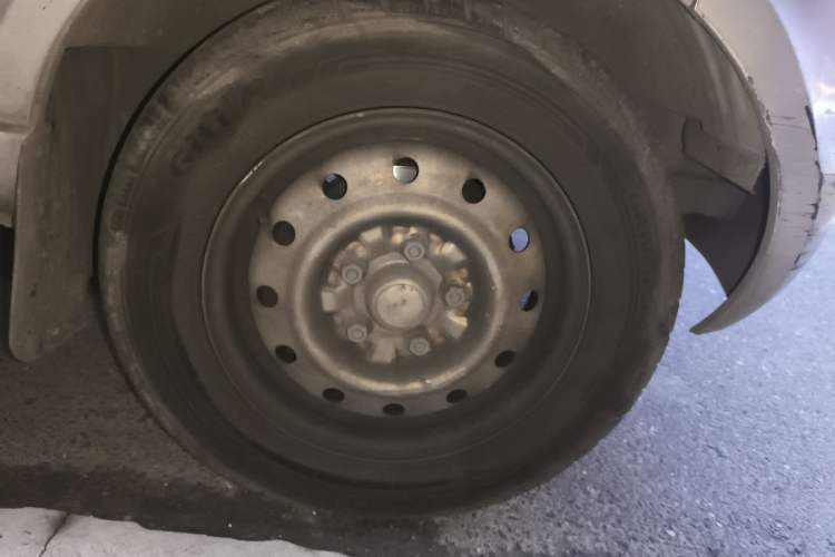 Used Wuling Rongguang 2019 1.5L Extended-Body Van Base Model with 5 Seats Right Front Wheel Hub