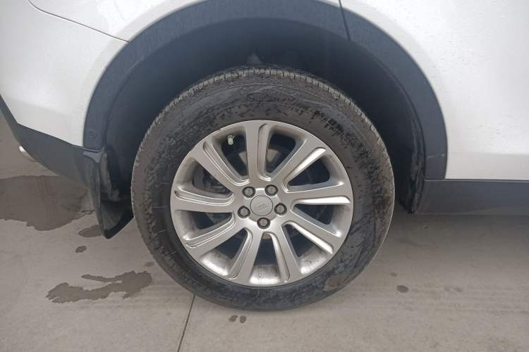 Used Land Rover Discovery Sport 2018 240 PS SE Version Exterior 5