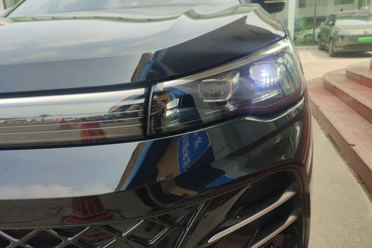 Used Volkswagen Tiguan L 2025 PRO 380TSI Two-Wheel-Drive R-Line Smart Edition
