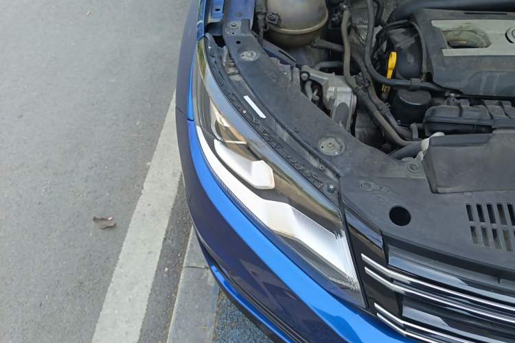 Used Volkswagen Tiguan 2015 1.8TSI Automatic All-Wheel-Drive Luxury Model Right Front Headlight