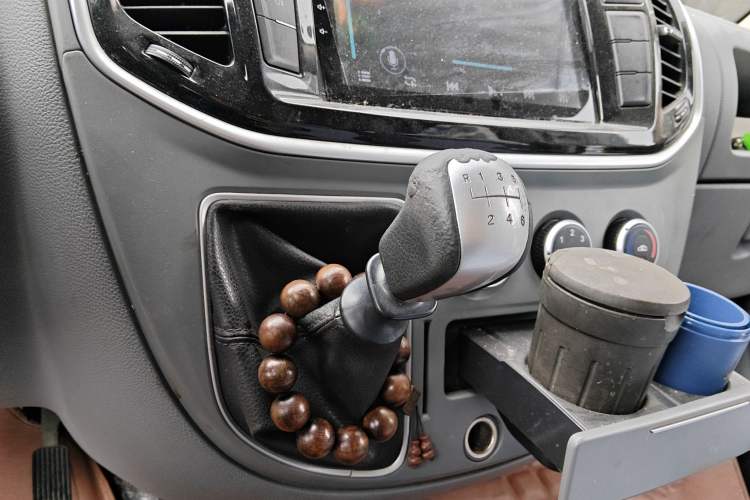 Used SAIC MAXUS Xintu V80 2018 2.5T 6-speed manual Aoyuntong short-wheelbase ultra-low roof 5- or 6-seat model