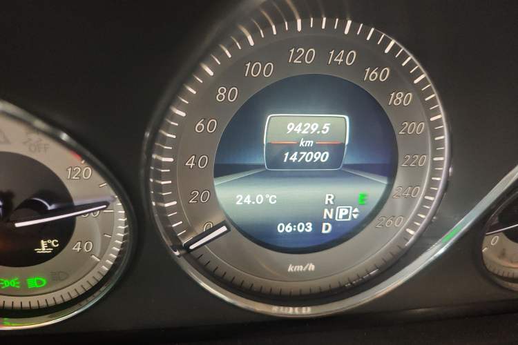 Used Mercedes-Benz GLK-Class 2013 Facelift GLK 300 4MATIC Fashion Edition Odometer Close Up