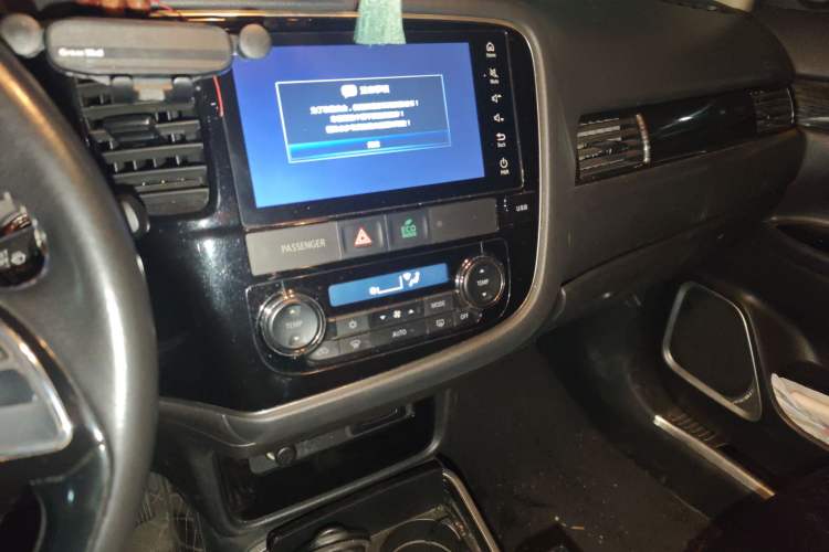 Used Mitsubishi Outlander 2019 2.0L Two-Wheel Drive Comfort Edition 7 Seats China V Emission Standard