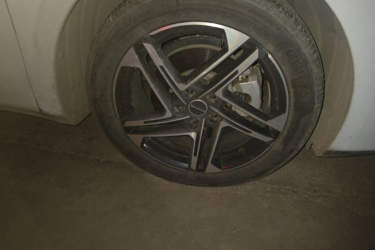 Used Roewe D7 2023 DMH 125km Excellence Edition Right Front Wheel Hub