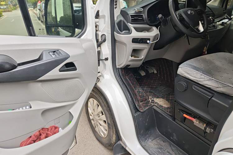 Used SAIC MAXUS Xintu V90 2022 2.0T Manual Zhiyun King Rear-Drive Long Wheelbase High-Roof with Single Rear Tire—6/7 Seats